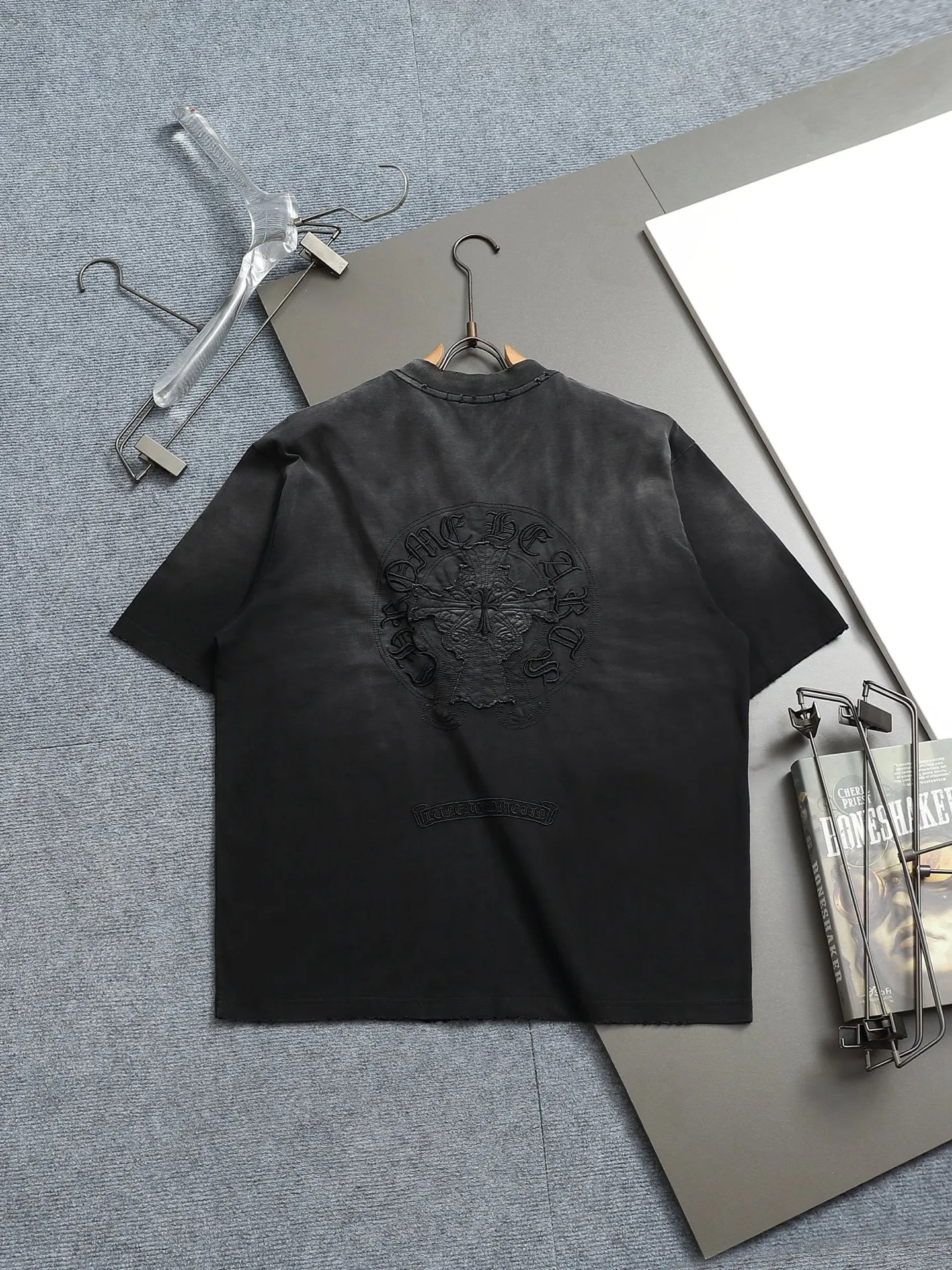 P210 𝗖𝗵𝗿𝗼𝗺𝗲 𝗛𝗲𝗮𝗿𝘁𝘀/Cro Heart 2025 Cross Patch Embroidery Summer New Original Single Counter American Acid Washed Distressed Laser Burnt Patch Embroidery Couple Casual Short Sleeve T-shirt 👑The highest version! Customized fabric 300g double yarn! American acid-washed and distressed original fabric laser burnt ✟appliqué embroidery and exquisite embroidery of letters! The best-selling model at the counter. It is very comfortable to wear. It is low-key yet luxurious. It is very classy when worn. The large size and tailoring are needless to say. The upper body is exquisite and vivid. 👍High-end first-class materials. A truly palace-level product. The cotton from Turkey is of outstanding quality. After heavy washing, the clothes are very soft! Not picky, the upper body is absolutely stylish and extremely luxurious. Auxiliary materials: The original model has been authenticated and labeled ➕100% silk washed with water label. Genuine purchase-grade original hangtag➕matching hanging rope➕3D hanging beads➕original packaging bag. Craftsmanship: The original version has consistent wiring! The highest version of the armhole matching technique! Countless times of pattern making to 100% restore the original appearance! The correct version is the same for men and women, super eye-catching, super good-looking, and super atmospheric! Color: White Black Size: S-XL